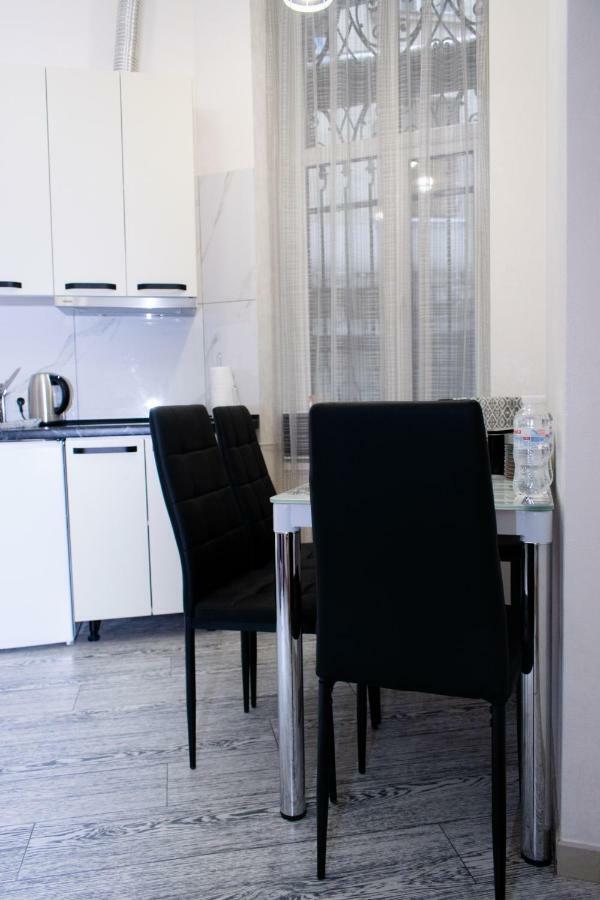 Apartment Barvy Lvova On Kostyushka St Exterior photo